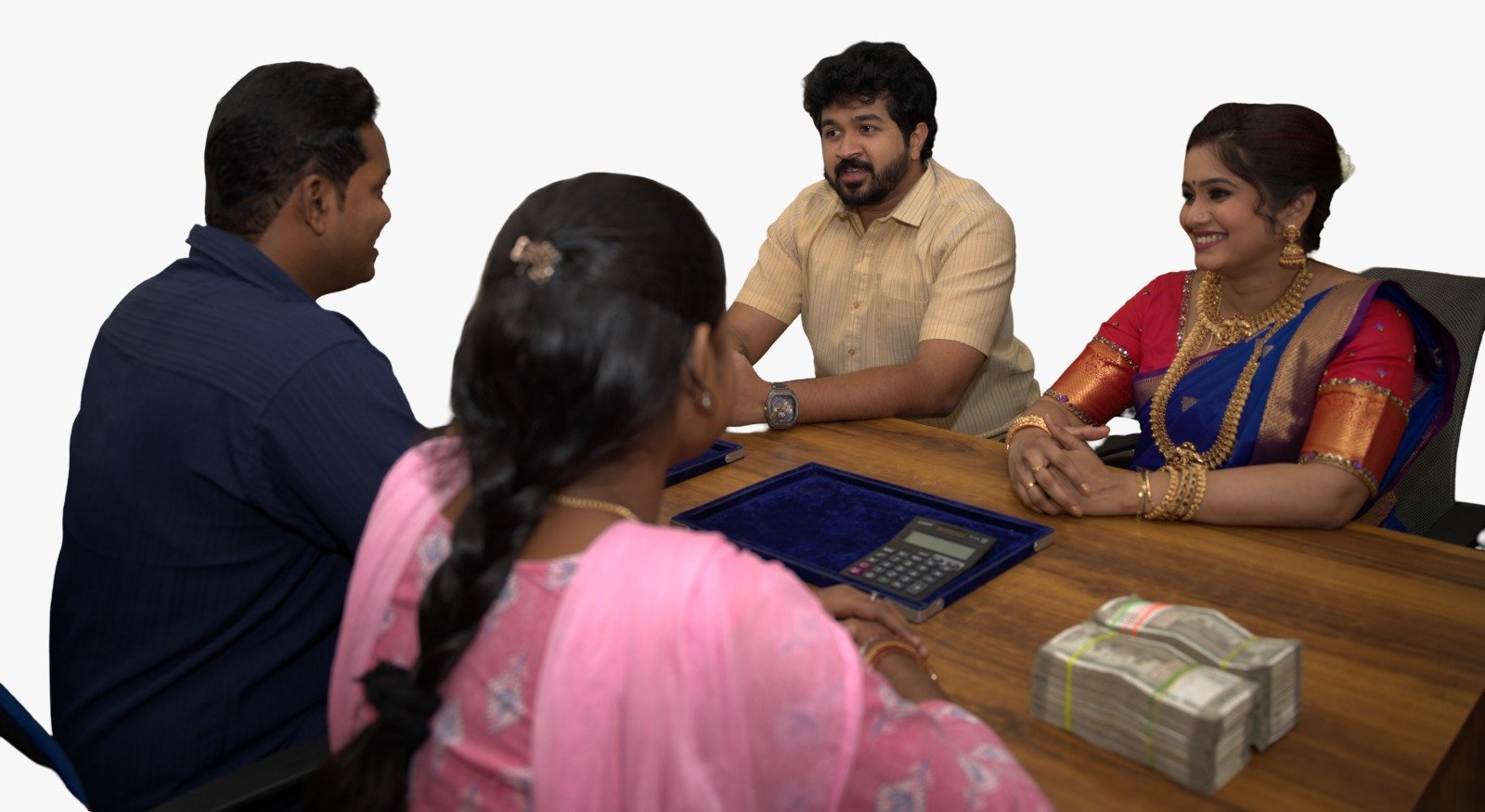 Customer handing over unwanted gold jewellery at Nungambakkam gold buyer counter